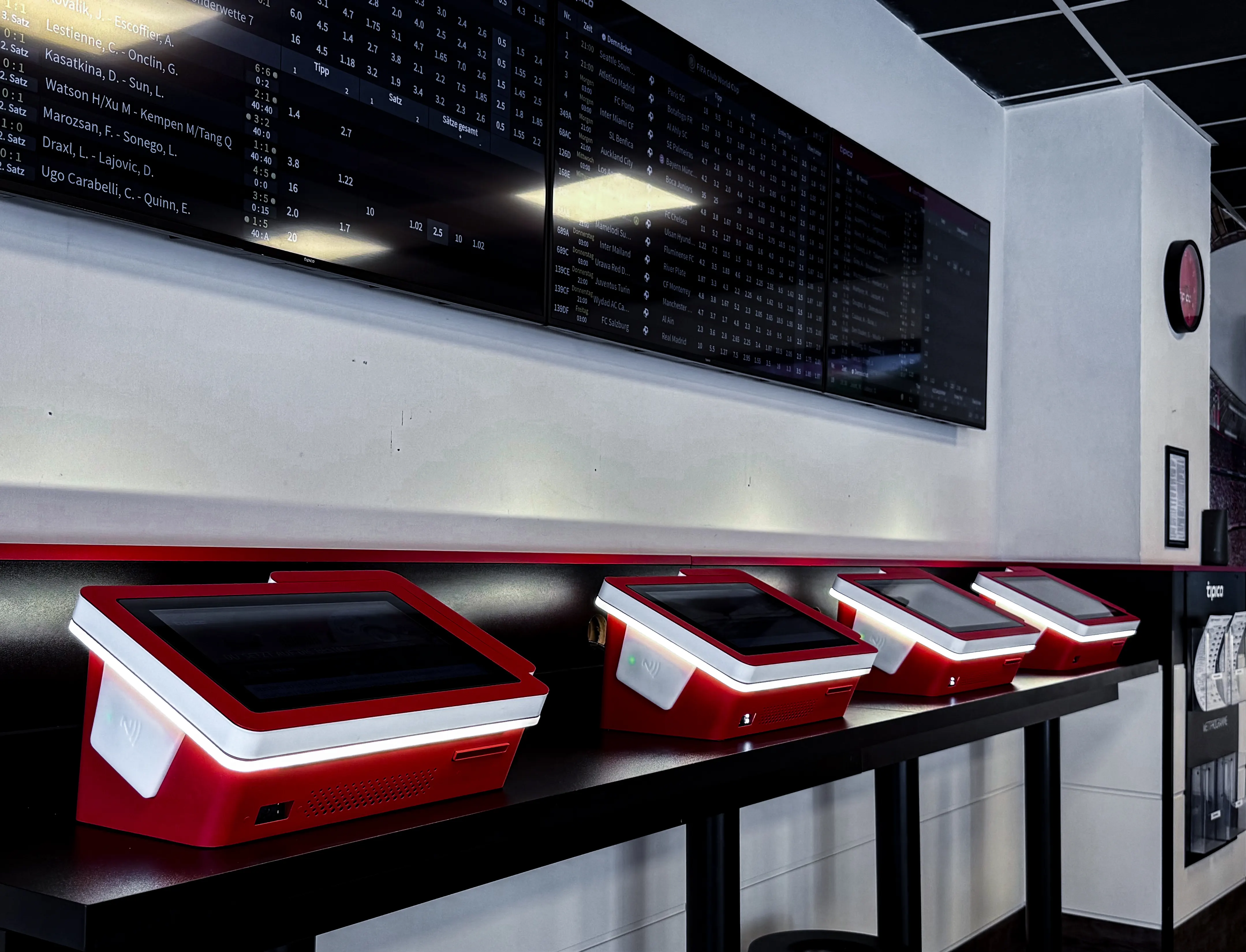 Wett-Terminals mit LED-Beleuchtung im Shop von Tipico Wörrstadt
